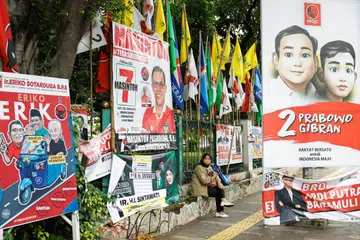 Poster pilihan raya di tepi jalan raya di Jakartasedang Presiden Joko Widodo isytihar Hari Pilihan Raya pada 14 Februari 2024 sebagai hari cuti umum.