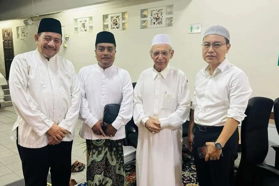 Ustaz Ali Subhan (dua dari kiri) bersama Encik Borhan (kiri) sempat bertemu dengan Imam Masjid Ba’alwie, Habib Syed Hassan Al-Attas (dua dari kanan) serta Presiden PBS,Encik Faizal Wahyuni (kanan). 