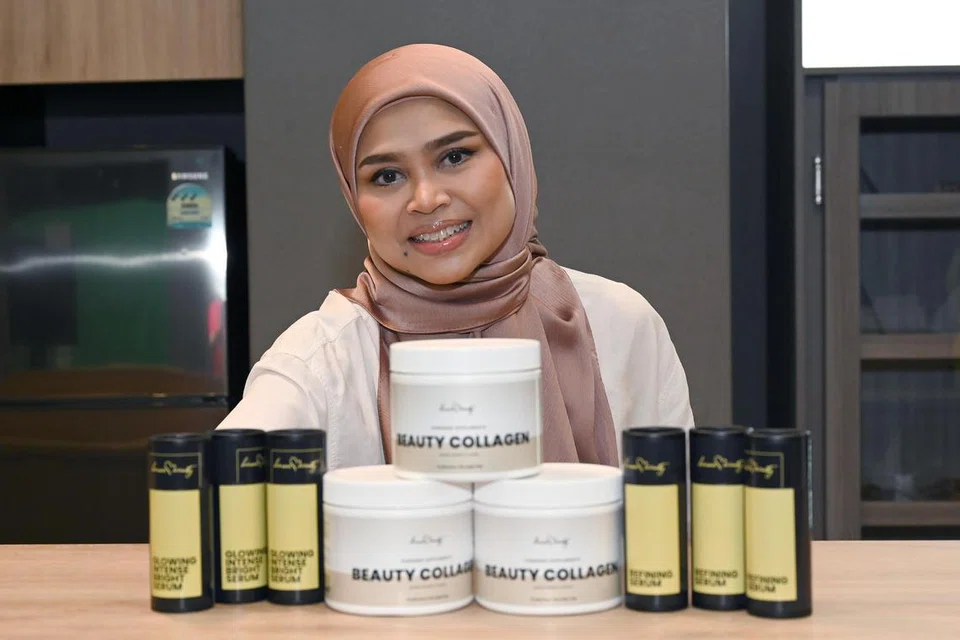Cik Hernie Hamid berkongsi panduan penjagaan kulit dengan pelanggan bagi memastikan mereka mendapat bahan penjagaan terbaik.