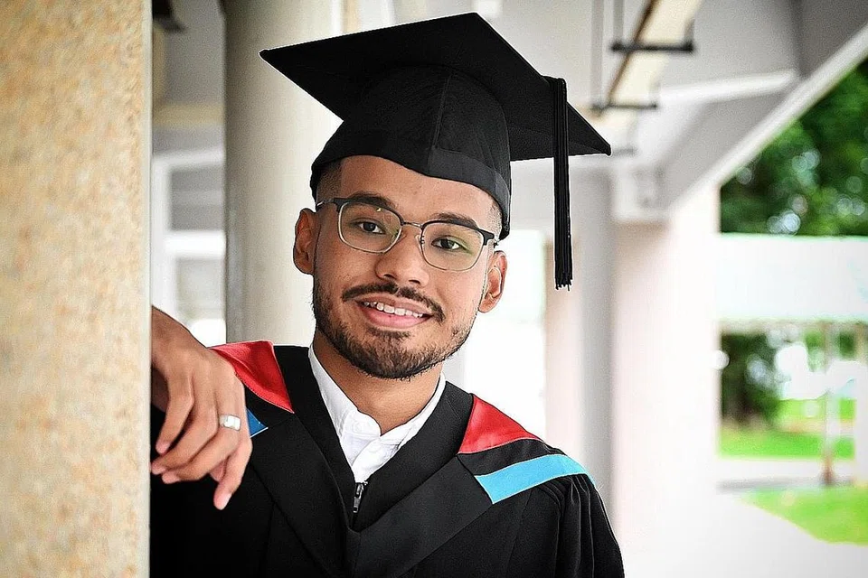 USAHA DIIKTIRAF: Minat dan usaha Encik Firdaus ceburi bidang kewangan akhirnya membuahkan hasil apabila beliau memenangi Anugerah Keusahawanan Alumni SUSS (EMP) pada semester ini. Beliau juga merupakan pengasas blog kewangan, Dollar Bureau, yang mempunyai seramai 20,000 pembaca baru setiap bulan. - Foto BH oleh KHALID BABA