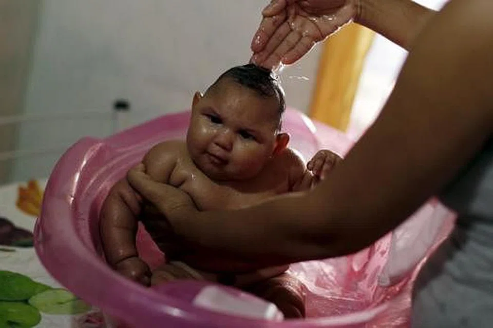 AKIBAT VIRUS ZIKA: Jumlah bayi yang mengalami mikrosefali melonjak daripada 147 pada 2013 kepada lebih daripada 4,000 pada 2015 di Brazil dan peningkatan jumlah itu dikaitkan dengan virus Zika. - Foto REUTERS 