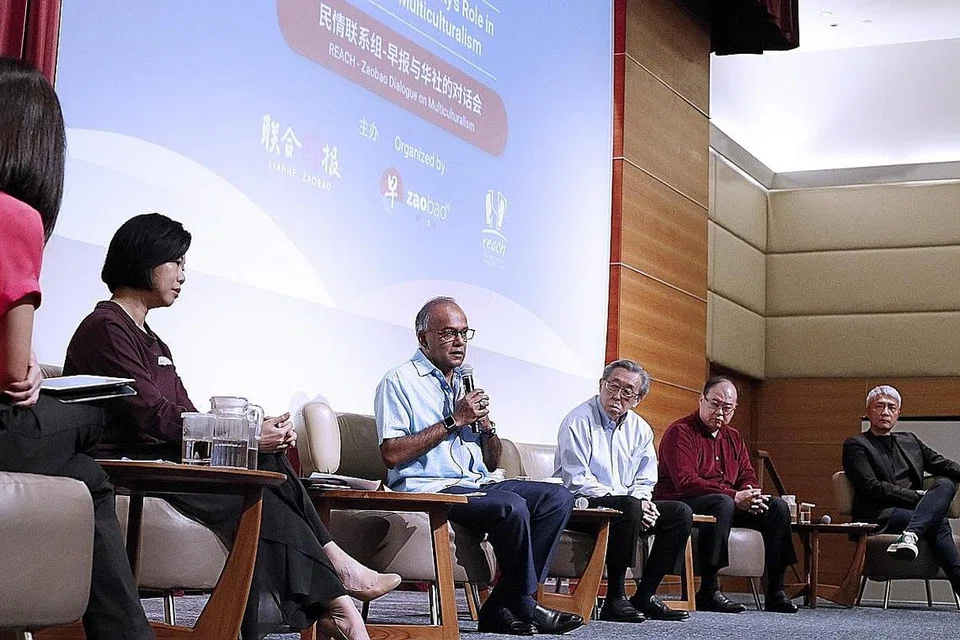 ISU PERKAUMAN: Dialog yang dianjurkan Reach dan Zaobao (Dari kiri) Cik Ho Sheo Be sebagai penengerusi, Cik Sim Ann, Encik K Shanmugam, Encik Hee Theng Fong, Encik Tan Aik Hock dan Encik Tay Ping Hui - Foto LIANHE ZAOBAO