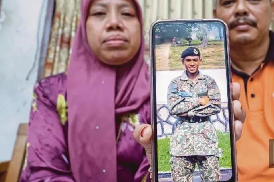 Ibu bapa Allahyarham Muhammad Muqriz Aseri iaitu Cik Nor Azlina Zamri, 45 tahun, dan Encik Aseri Ismail, 49 tahun, menunjukkan gambar anak mereka yang meninggal dunia dipercayai akibat didera di Batalion Ke-20 Rejimen Askar Melayu Diraja Kem Sri Miri, Sarawak, pada 24 Mac.