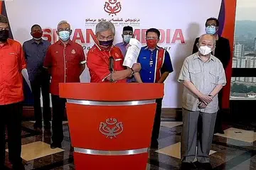 HADAPI CABARAN POLITIK DAN KEPARTIAN: Presiden Umno, Datuk Seri Ahmad Zahid Hamidi (depan) bersama pemimpin kanan parti menemui pihak media awal bulan ini bagi menyatakan penarikan sokongan terhadap Perdana Menteri Tan Sri Muhyiddin Yassin. - Foto INTERNET