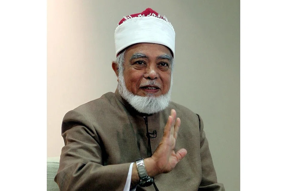 BIASISWA SEMPENA NAMA MANTAN MUFTI: Muis bakal memperluaskan biasiswa Shaikh Syed Isa Semait bagi para penuntut madrasah yang cemerlang untuk menjadi sarjana muda di universitii Islam berprestij di dunia. Sejuta dolar akan diperuntukkan setiap tahun bagi menaja mereka yang berpotensi dalam sektor keagamaan. 