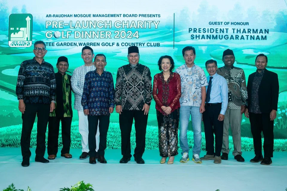 Pengerusi Eksekutif Kanan, Masjid Ar-Raudhah, Ustaz Mohamed Ali Atan (lima dari kiri), dan Presiden Majlis Ugama Islam Singapura (Muis), Encik Saat Abdul Rahman (empat dari kiri), bergambar bersama pengerusi-pengerusi Masjid Hussain Sulaiman, Masjid Al-Istighfar, Masjid Al Mukminin, dan Masjid Yusof Ishak serta penderma daripada syarikat korporat dan kelab masyarakat setempat. 