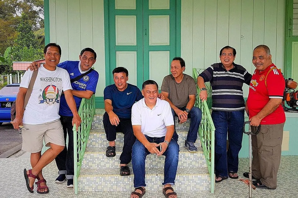 FOTO KENANGAN: Gambar bawah kanan - Penulis (dua dari kiri) sempat bergambar bersama rakan di hadapan rumah arwah datuk Cik Rosnah. - Foto ihsan SAHARI SARIMAN