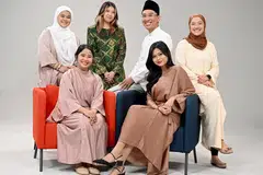 Pasukan media sosial Berita Harian yang menjayakan program Hari Raya sulung akhbar ini yang akan disiarkan di saluran YouTube Berita Harian pada 10 April merangkumi (belakang, dari kiri) Wartawan Media Sosial, Cik Ameerah Sallehudin; Penerbit Media Sosial, Cik Amira Syaheera Azlan; Wartawan Video, Encik Abdul Qayyum Sarip; penerbit dan penyampai podcast No Tapis, Cik Natasha Mustafa; serta (depan, kanan) Wartawan Media Sosial, Cik Nurul Insyirah Mohd Shukor, bersama Penolong Editor Berita (Media Sosial), Cik Ervina Mohd Jamil.