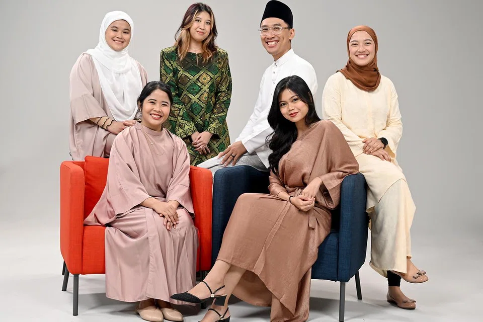 Pasukan media sosial Berita Harian yang menjayakan program Hari Raya sulung akhbar ini yang akan disiarkan di saluran YouTube Berita Harian pada 10 April merangkumi (belakang, dari kiri) Wartawan Media Sosial, Cik Ameerah Sallehudin; Penerbit Media Sosial, Cik Amira Syaheera Azlan; Wartawan Video, Encik Abdul Qayyum Sarip; penerbit dan penyampai podcast No Tapis, Cik Natasha Mustafa; serta (depan, kanan) Wartawan Media Sosial, Cik Nurul Insyirah Mohd Shukor, bersama Penolong Editor Berita (Media Sosial), Cik Ervina Mohd Jamil.