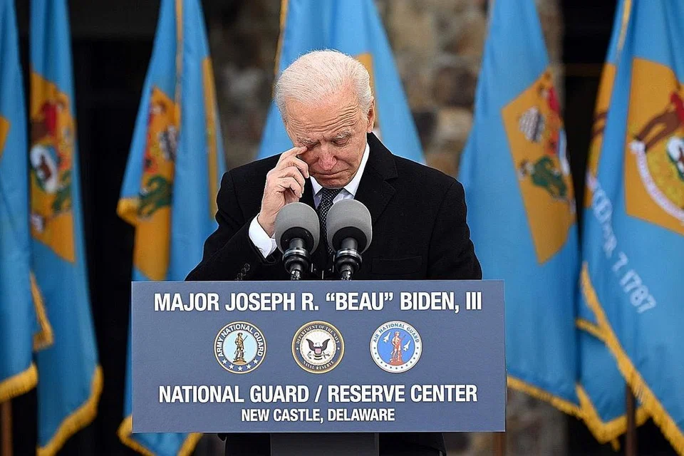 SEDIH: Encik Biden mengesat air mata semasa memberi ucapan kepada tetamu di upacara perpisahan di Delaware, di sebuah markas Pengawal Nasional yang diberi nama sempena mendiang anaknya, Beau, yang meninggal dunia akibat barah pada 2015. - Foto AFP