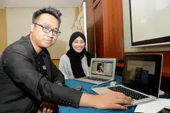GUNA TEKNOLOGI UNTUK SAMPAIKAN CERAMAH: Ustaz Tarmizi Abdul Wahid dan Ustazah Liyana Musfirah Anwar memanfaatkan ciri Facebook Live bagi tujuan keagamaan dengan membolehkan pengguna mengikuti kelas keagamaan di mana juga mereka berada. - Foto JOHARI RAHMAT