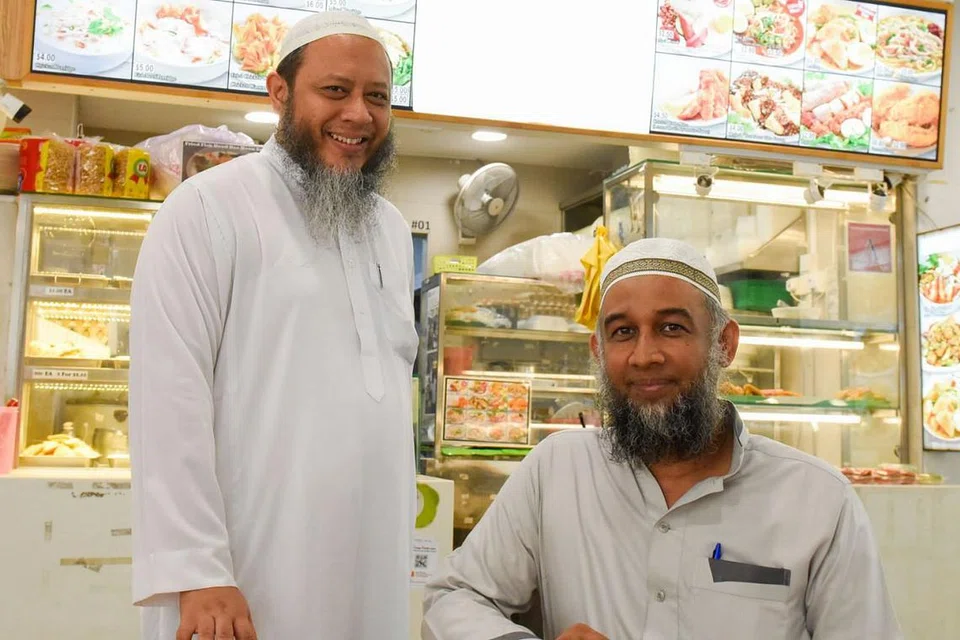 GABUNG TENAGA: Encik Ahmad Nusrath (duduk) dan Encik Adlee Nazree Suparman sama-sama bergabung dalam membuka perniagaan restoran dan gerai dengan menjual sajian seperti mi rebus yang dimasak dengan menggunakan pes rempah yang telah disediakan awal bagi memastikan rasanya konsisten dan boleh dijangkakan pelanggan. - Foto BH oleh SYAZA NISRINA