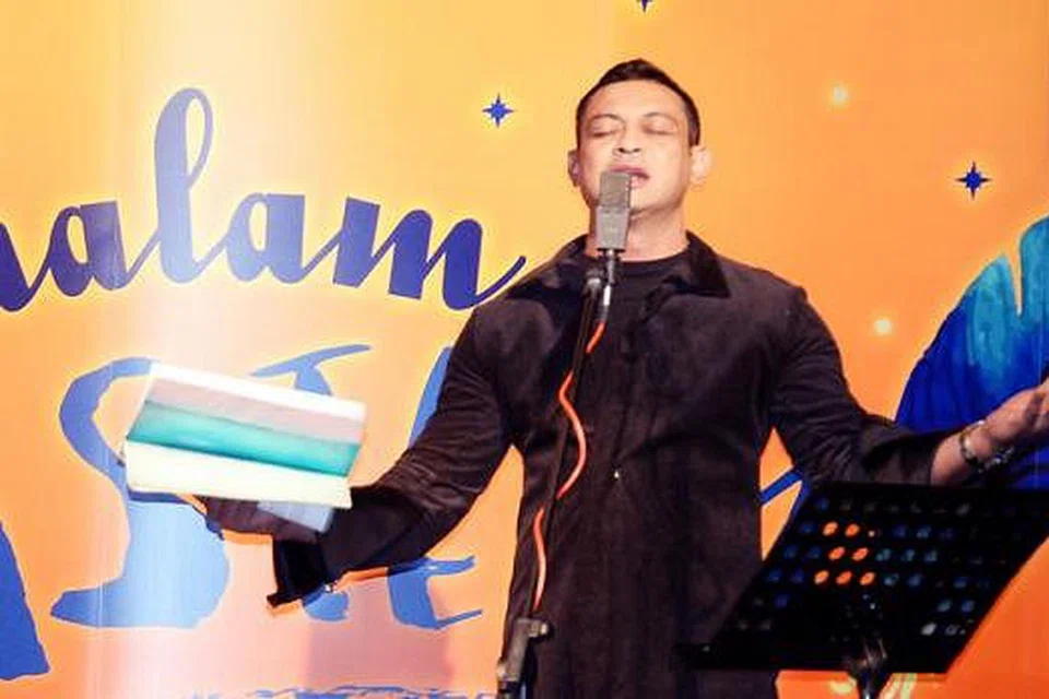 SAJAK DILENGKAPI ALUNAN MUZIK: DJ Radio Adi Rahman membuai perasaan penonton dengan sajaknya yang bertajuk 'Penjara Bonda' yang dilengkapi latar belakang muzik yang membawa penonton mengalami perasaan sedih, marah dan gembira