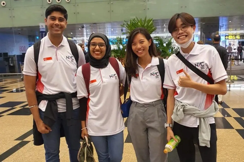 DELEGASI KE AMERIKA SYARIKAT: Cik Attiya Ashraf Ali (dua dari kiri) bersama delegasi Singapura yang dipilih oleh Majlis Belia Kebangsaan (NYC) untuk menghadiri sidang puncak Pertubuhan Bangsa-Bangsa Bersatu (PBB).