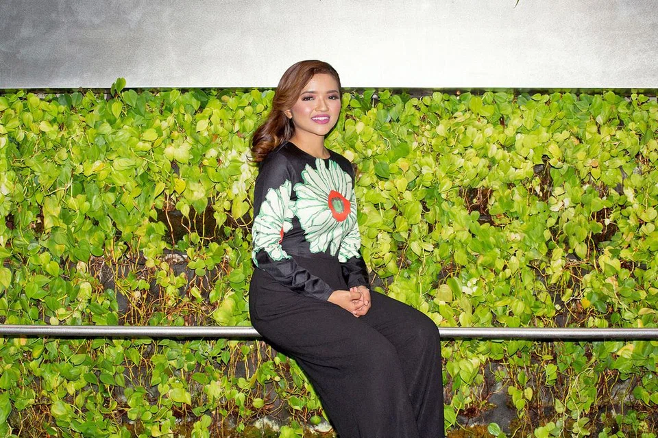 KONGSI CITA RASA MUZIK DAN ILMU: Farisha Ishak teruja mengumpul bahan bagi album EP serta gigih memperkasa belia melalui undangan ke simposium kemasyarakatan yang membincangkan tentang kesan media sosial dalam kehidupan. - Foto BH oleh ZALEHA ABDUL KADER