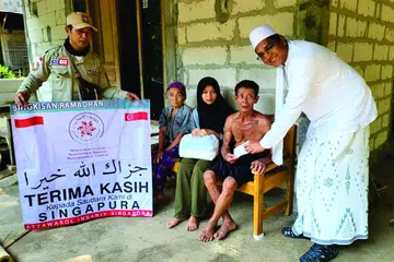 Pengarah Attawasol Insaniy, Ustaz Dr Leyaket Ali Mohamed Omar (kanan), turun padang dalam program pengagihan juadah iftar/buka puasa ke rumah-rumah di Gunung Kidul, Jawa Tengah, Indonesia. Bantuan makanan ini diberikan kepada lebih 357 keluarga miskin dan serba kekurangan. 