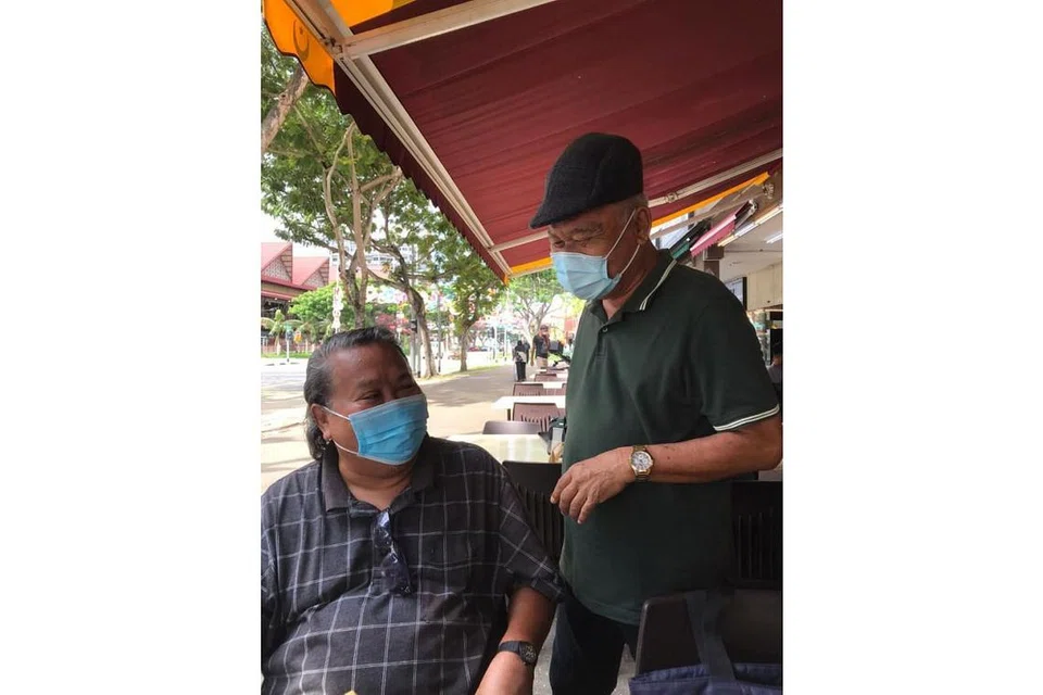 PEMINAT JADI KAWAN: Alias bersama Encik Jumani Hodari, 76 tahun, yang asalnya merupakan peminatnya, dan kini menjadi kawan. - Foto ISMAWATI ISMAIL