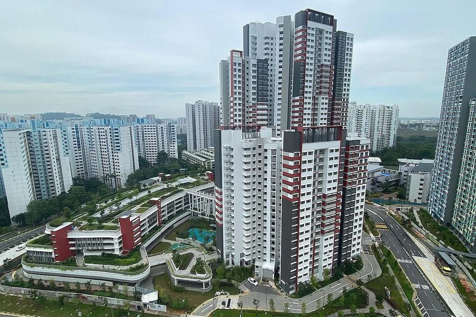 DUA PROJEK SELESAI: Senja Heights (atas) dan Senja Ridges di Bukit Panjang Ridges siap lebih awal dari tarikh akhir baru dan 782 pemilik flat dua BTO itu telah mula mengambil kunci rumah mereka, - Foto oleh HDB