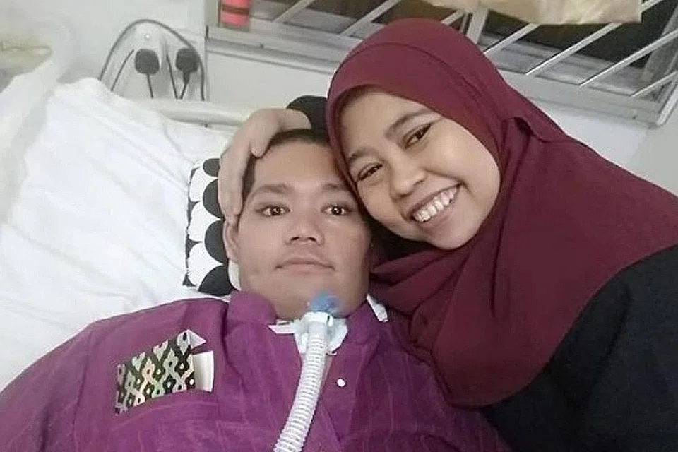 KASIH IBU: Cik Salimah, seorang ibu tunggal, merupakan penjaga utama Muhd Nazri, seorang penghidap #ALS seperti Riz. Nazri bergantung kepada ibunya bagi kegiatan hariannya disebabkan pergerakan beliau yang amat terhad. 