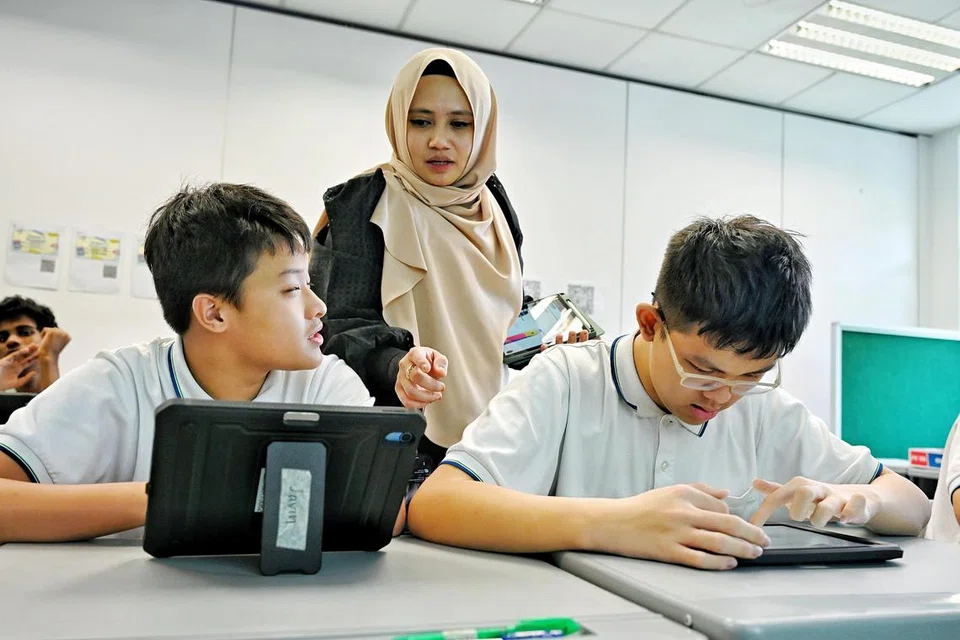 Setelah beralih daripada peranan guru kepada Ketua Jabatan (HOD) pendidikan sains, Cik Nurazlina Mohamed Abdul Rashid, gemar membuat tinjauan dan bertanya khabar dengan guru-guru bagi mengetahui cara menyokong proses pengajaran mereka.