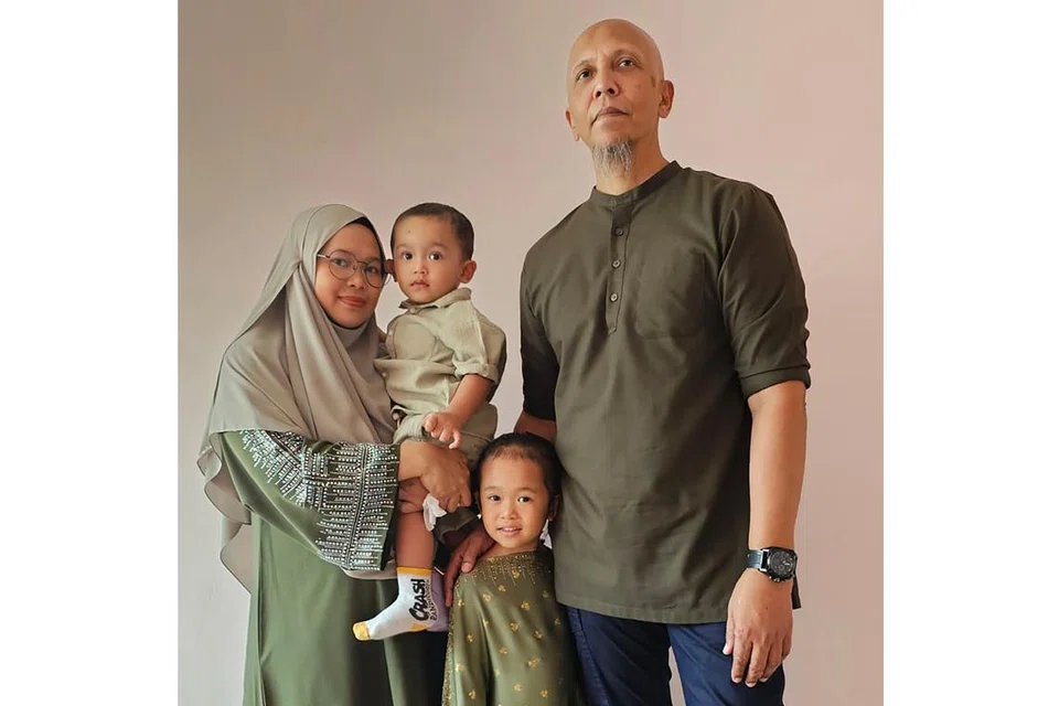JAGA KEBERSIHAN: Cik Windiah (mendukung Umar Syarif), bersama Aysha Nabila dan Encik Mohamed Basir Mohamed Shariff, kini memastikan kebersihan dipertingkat di dalam rumah selepas kesihatan anak keduanya terjejas. - Foto ihsan MOHAMED BASIR MOHAMED SHARIFF