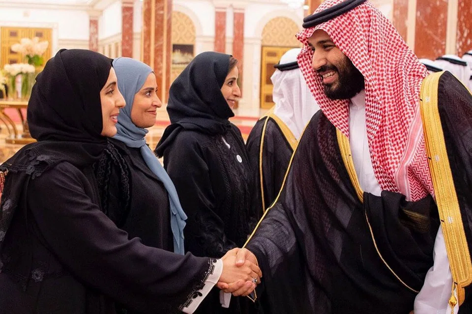 TOKOH PEMBAHARUAN: Putera Mahkota Mohammed bin Salman menyambut tetamu semasa sidang puncak Arab Saudi-Amiriah Arab Bersatu (UAE) di Jeddah bulan lalu. - Foto REUTERS