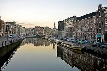 AMSTERDAM DI WAKTU PAGI: Bot-bot pelancong menunggu pelancong untuk memulakan perniagaan mereka. - Foto ZAKI ZULFAKAR