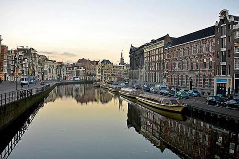 AMSTERDAM DI WAKTU PAGI: Bot-bot pelancong menunggu pelancong untuk memulakan perniagaan mereka. - Foto ZAKI ZULFAKAR