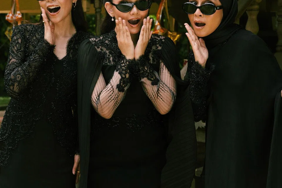 ‘Alamak Raya Lagi!’ yang dipopularkan De Fam yang terdiri daripada (dari kiri) Sophia Liana, Azira Shafinaz dan Cik Manggis, ‘meletup’ meskipun ada pihak yang mengecam kerana menyifatkan ‘vibes’ Raya lagu ini pudar sebab menggambarkan Hari Raya yang huru-hara.