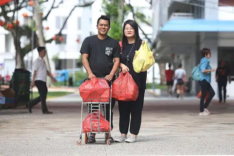 SUMBANGAN MURNI: (Gambar sisipan) Anak Encik Muhamad Asri Ramli dan Cik Denise Deanna, Adriel Chew , 8 tahun, serta rakan-rakannya telah menghasilkan kad motivasi untuk diberikan kepada para kakitangan kesihatan mulai hari ini. 