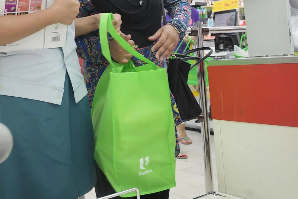 TINGKAT KESEDARAAN, UBAH TABIAT: Bersediakah pelanggan membayar bagi beg plastik buang pakai? Atau mengubah tabiat gunakan beg guna semula? (atas)- Foto fail 