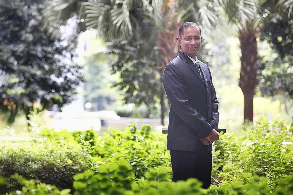 BERI KHIDMAT LUAR TUGAS: Pramugara SIA Encik Nizam Kamarraj sanggup menemani seorang warga emas dalam perjalanan dari London ke Plymouth, perjalanan sejauh lima jam menaiki bas. - Foto BH oleh GAVIN FOO