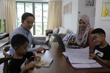 BERSAMA SEKELUARGA: Encik Mulya Karmadi dan Cik Dian Hayati bersama anak mereka, Aydan Mishary (kanan) dan Ayyan Mikail (kiri). - Foto BM oleh ONG WEE JIN