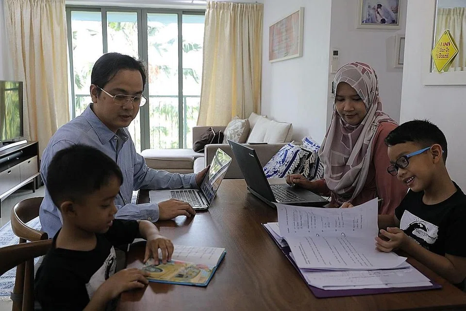 BERSAMA SEKELUARGA: Encik Mulya Karmadi dan Cik Dian Hayati bersama anak mereka, Aydan Mishary (kanan) dan Ayyan Mikail (kiri). - Foto BM oleh ONG WEE JIN