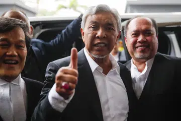 MAHU KES DISEMAK: Presiden Umno, Datuk Seri Dr Ahmad Zahid Hamidi (tengah) dilepas tanpa dibebaskan (DNAA) oleh Mahkamah Tinggi Kuala Lumpur berkait kes penyelewengan dana Yayasan Akal Budi, pada 4 September 2023.