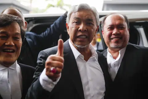 MAHU KES DISEMAK: Presiden Umno, Datuk Seri Dr Ahmad Zahid Hamidi (tengah) dilepas tanpa dibebaskan (DNAA) oleh Mahkamah Tinggi Kuala Lumpur berkait kes penyelewengan dana Yayasan Akal Budi, pada 4 September 2023.