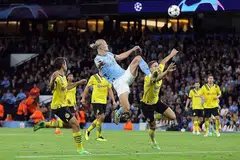 GOL MENAKJUBKAN: Haaland (jersi biru) menjaringkan gol pada minit ke-84 untuk memberi City kemenangan ke atas bekas kelabnya, Dortmund. - Foto REUTERS