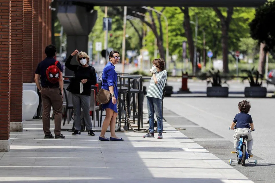 Selepas Italy longgarkan sekatan penuh di negara itu, penduduknya kini dibenarkan pergi ke taman namun dengan memastikan jarak selamat.