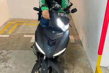 SUKAKAN WAKTU FLEKSIBEL: Daripada jururawat ke bidang penghantaran makanan. Namun bagi Cik Noraisha, fleksibiliti yang dimiliki kini menjadi penarik beliau ke industri tersebut. - Foto ihsan NORAISHA JAMIL MOHAMED
