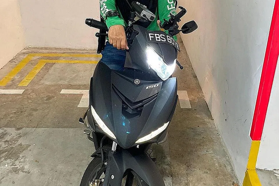 SUKAKAN WAKTU FLEKSIBEL: Daripada jururawat ke bidang penghantaran makanan. Namun bagi Cik Noraisha, fleksibiliti yang dimiliki kini menjadi penarik beliau ke industri tersebut. - Foto ihsan NORAISHA JAMIL MOHAMED