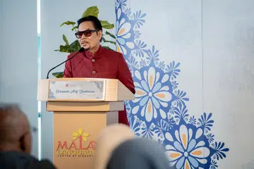 Pengerusi Akademi Syair Melayu Nusantara, Encik Roslan Madun, yang terkenal dengan lagu ‘Lemak Manis’, memberikan ucaptama semasa  Ceramah Arif Budiman ke-21 pada 20 Februari. Para hadirin dapat pelajari tentang puisi tradisional Melayu, cara terbaik mengajarnya di samping menikmati suara merdu Encik Roslan.