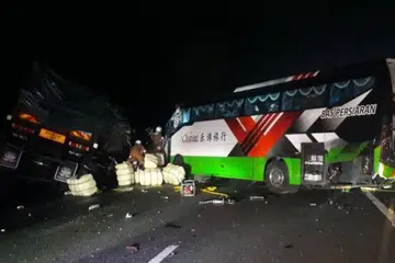 Kemalangan yang melibatkan beberapa kenderaan mengorbankan tujuh orang dan mencederakan 33 yang lain di sepanjang Lebuhraya Utara-Selatan pada 23 Disember.