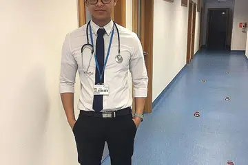 KEJAR CITA-CITA: Dengan bantuan masyarakat Encik Mohammad Ilyas Syahmi Mustaffa kian hampir mencapai impiannya menjadi doktor perubatan. - Foto ihsan MOHAMMAD ILYAS SYAHMI MUSTAFFA