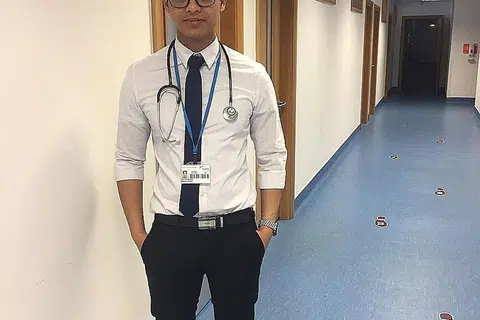 KEJAR CITA-CITA: Dengan bantuan masyarakat Encik Mohammad Ilyas Syahmi Mustaffa kian hampir mencapai impiannya menjadi doktor perubatan. - Foto ihsan MOHAMMAD ILYAS SYAHMI MUSTAFFA