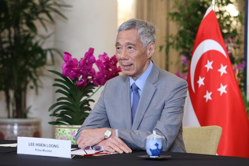 KEMBALI BEKERJA: Perdana Menteri Encik Lee Hsien Loong, dalam satu catatan Facebook pada Ahad, berkata beliau telah pulih dari Covid-19 dan akan kembali bekerja pada Isnin.