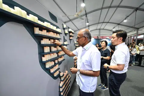 Menteri Ehwal Dalam Negeri merangkap Undang-Undang, Encik K Shanmugam kelihatan meletakkan lilin led di rak bagi memperingati seramai 600,000 mangsa yang terkorban di serata dunia ekoran dadah pada 2019.