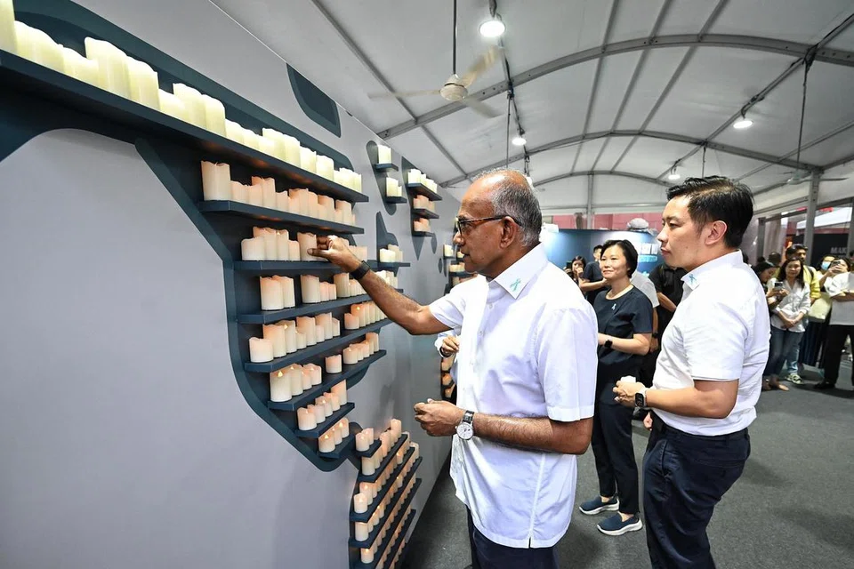 Menteri Ehwal Dalam Negeri merangkap Undang-Undang, Encik K Shanmugam kelihatan meletakkan lilin led di rak bagi memperingati seramai 600,000 mangsa yang terkorban di serata dunia ekoran dadah pada 2019.