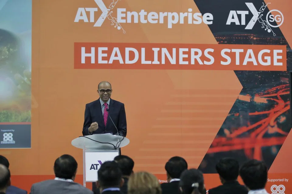 PIAWAIAN BARU: Menteri Negara Kanan (Perhubungan dan Penerangan merangkap Kesihatan), Dr Janil Puthucheary berucap di ATxEnterprise, sebahagian acara Asia Tech x Singapore yang diadakan di Singapore Expo pada Khamis. 
