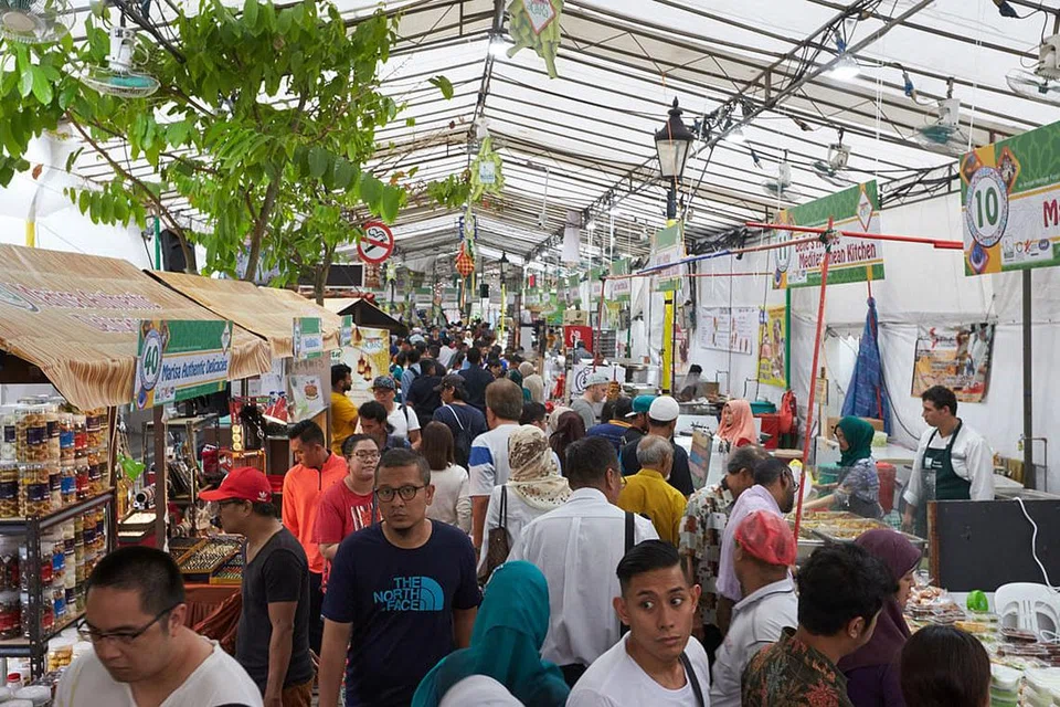 PERTINGKAT KETAKWAAN: Sebelum ini, ada sebahagian daripada anggota masyarakat yang berpusu-pusu ke bazar Raya yang diadakan setiap Ramadan. Namun, menurut Ustaz Pasuni Maulan, ketiadaan bazar tahun ini memberi peluang dan kesempatan kepada kita meningkatkan ketakwaaan yang menjadi matlamat puasa Ramadan. - Foto-foto fail