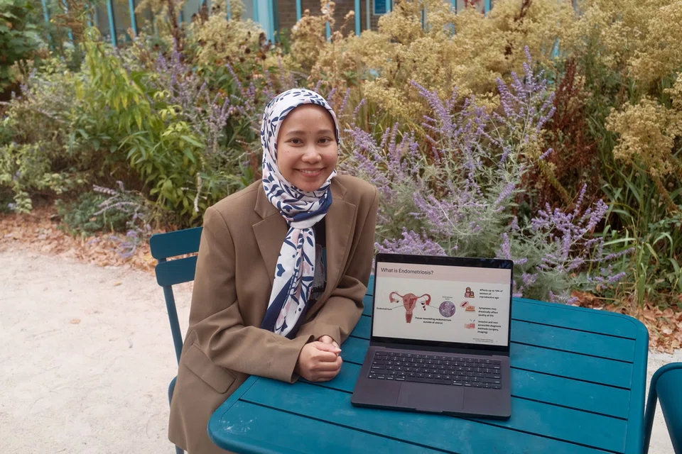 Cik Nur Syahirah menggunakan bioinformatik untuk meneliti data berkaitan endometriosis, dengan harapan penyelidikannya dapat membuka jalan kepada kaedah diagnosis yang lebih mudah dan kurang invasif.